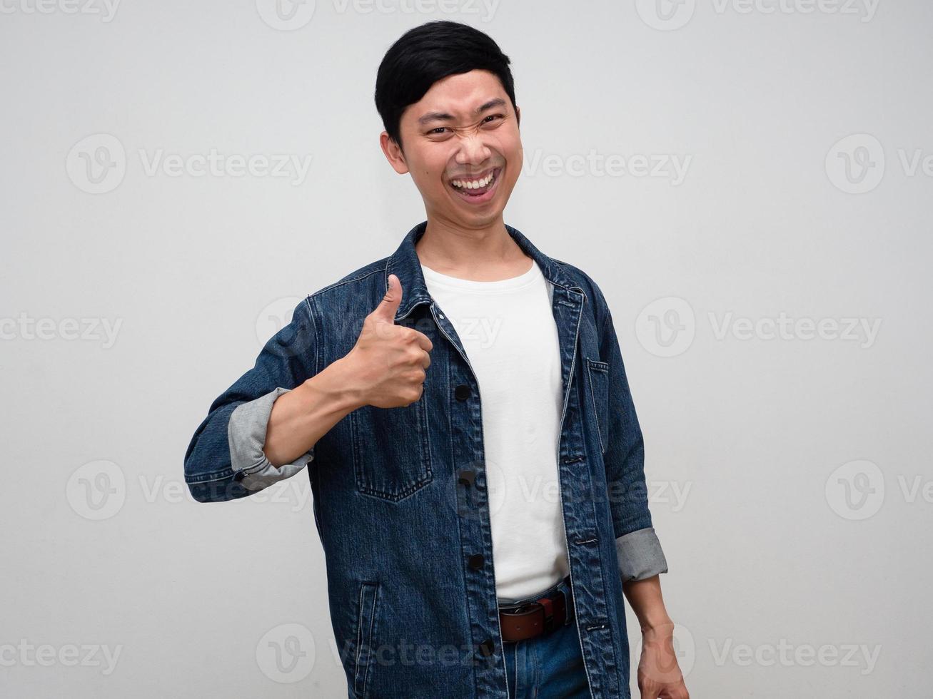 positivo asiatico uomo jeans camicia si sente contento e mostrare pollice su con riuscito isolato foto