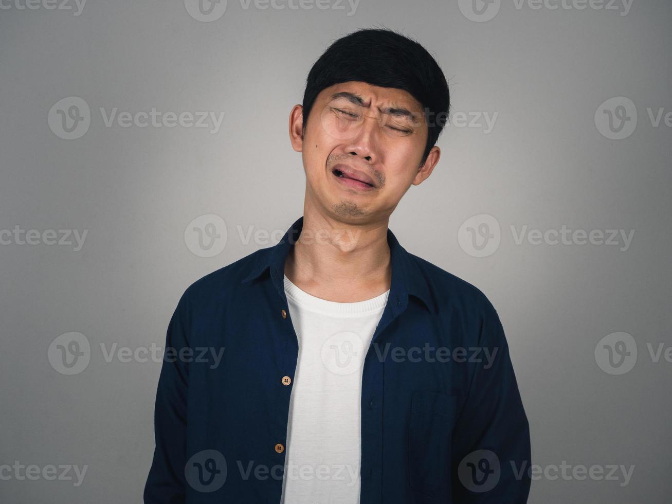 asiatico uomo si sente depresso e pianto di infelice vita isolato foto