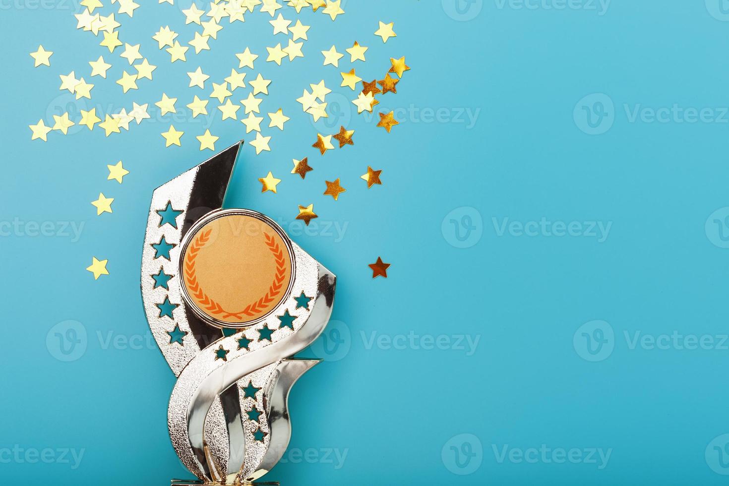 oro trofeo tazza con stelle festeggiare successo su un' blu sfondo. foto
