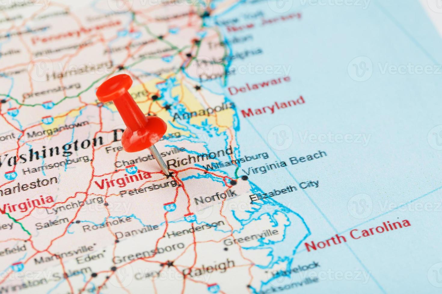 rosso clericale ago su un' carta geografica di Stati Uniti d'America, Sud Virginia e il capitale richmond. vicino su carta geografica di Sud Virginia con rosso bordeggiare foto