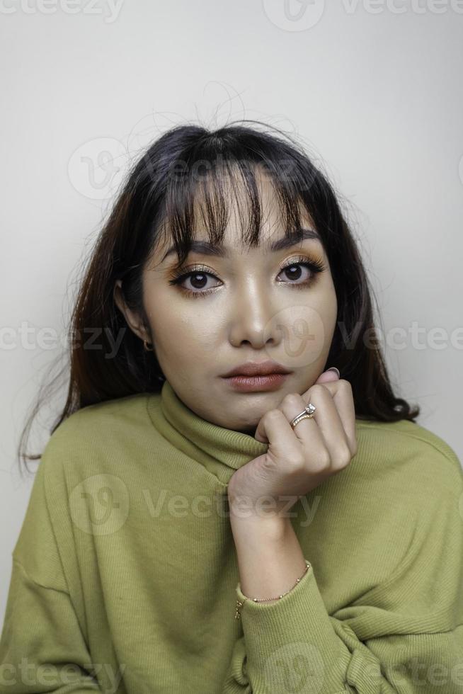un' bellezza allegro viso di asiatico giovane modello indossare verde superiore. cura della pelle bellezza facciale trattamento, terme, femmina Salute concetto. foto
