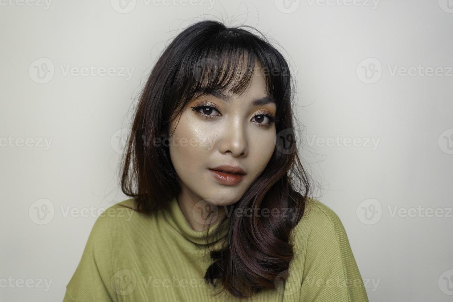 un' bellezza allegro viso di asiatico giovane modello indossare verde superiore. cura della pelle bellezza facciale trattamento, terme, femmina Salute concetto. foto