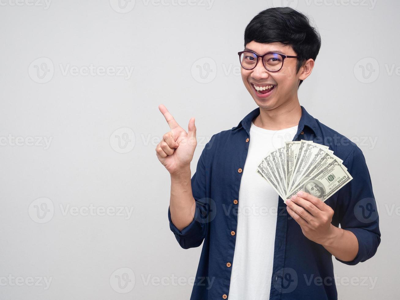 allegro uomo d'affari Sorridi con Tenere i soldi gesto punto dito isolato foto