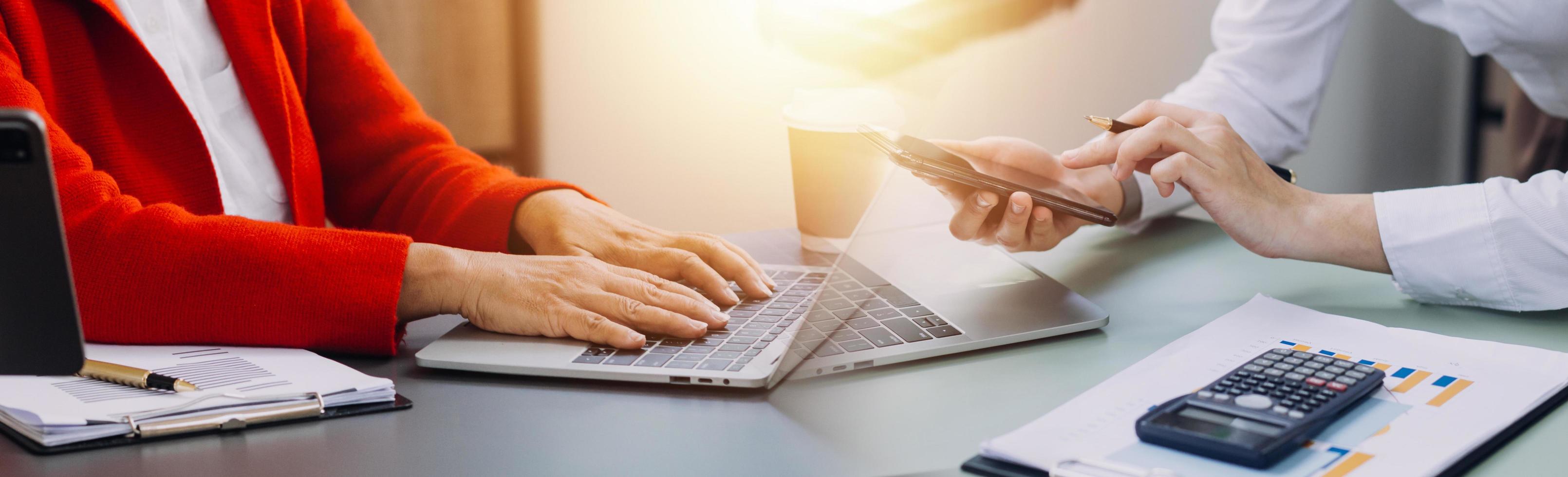 casuale uomo d'affari Lavorando utilizzando mobile Telefono digitando computer mobile Chiacchierare il computer portatile contatto noi a ambienti di lavoro, pianificazione idee investitori Internet ricerca, idee collegamento le persone. foto