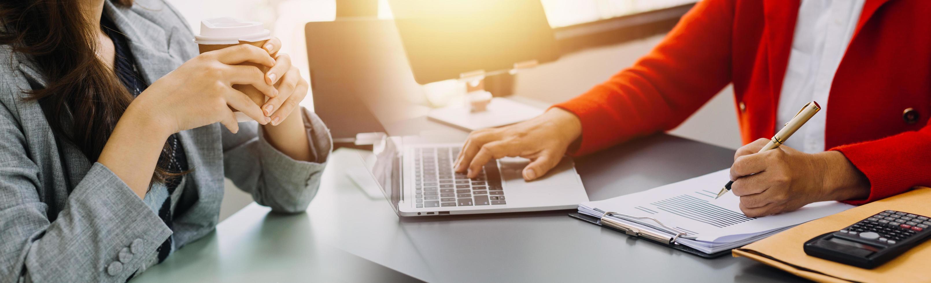 casuale uomo d'affari Lavorando utilizzando mobile Telefono digitando computer mobile Chiacchierare il computer portatile contatto noi a ambienti di lavoro, pianificazione idee investitori Internet ricerca, idee collegamento le persone. foto