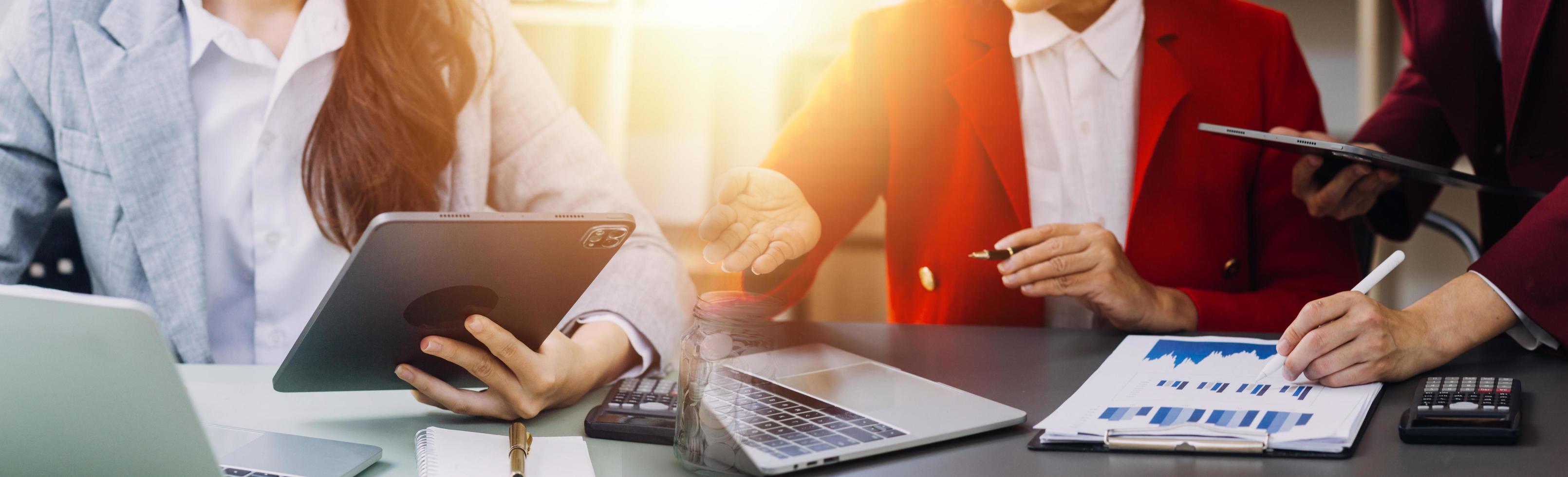 casuale uomo d'affari Lavorando utilizzando mobile Telefono digitando computer mobile Chiacchierare il computer portatile contatto noi a ambienti di lavoro, pianificazione idee investitori Internet ricerca, idee collegamento le persone. foto