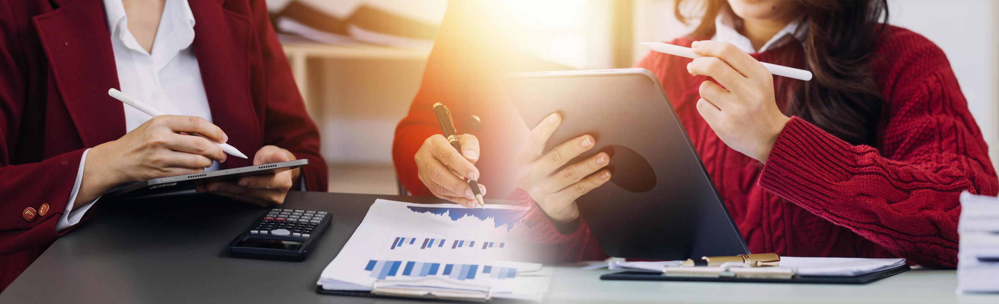 casuale uomo d'affari Lavorando utilizzando mobile Telefono digitando computer mobile Chiacchierare il computer portatile contatto noi a ambienti di lavoro, pianificazione idee investitori Internet ricerca, idee collegamento le persone. foto