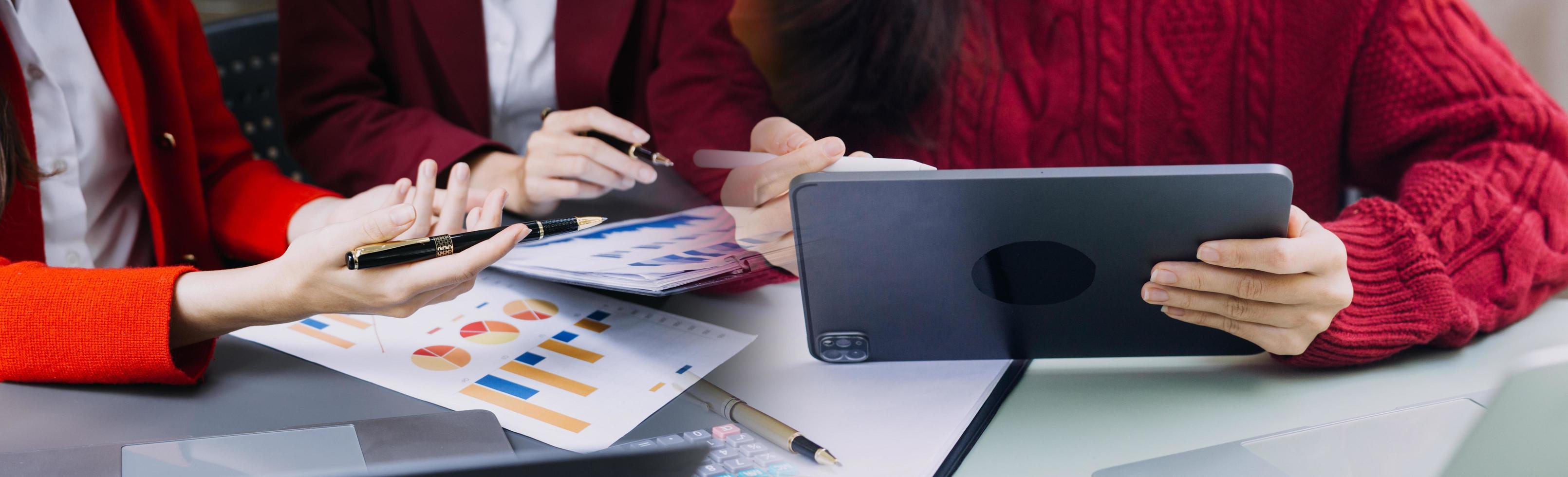 casuale uomo d'affari Lavorando utilizzando mobile Telefono digitando computer mobile Chiacchierare il computer portatile contatto noi a ambienti di lavoro, pianificazione idee investitori Internet ricerca, idee collegamento le persone. foto