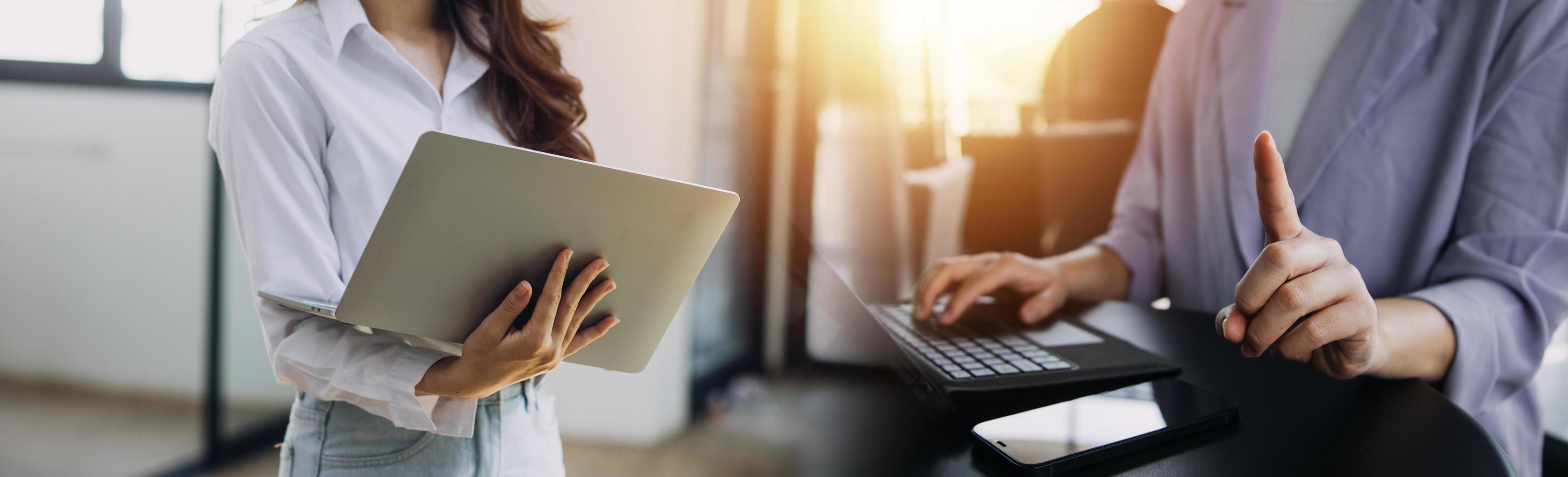 casuale uomo d'affari Lavorando utilizzando mobile Telefono digitando computer mobile Chiacchierare il computer portatile contatto noi a ambienti di lavoro, pianificazione idee investitori Internet ricerca, idee collegamento le persone. foto