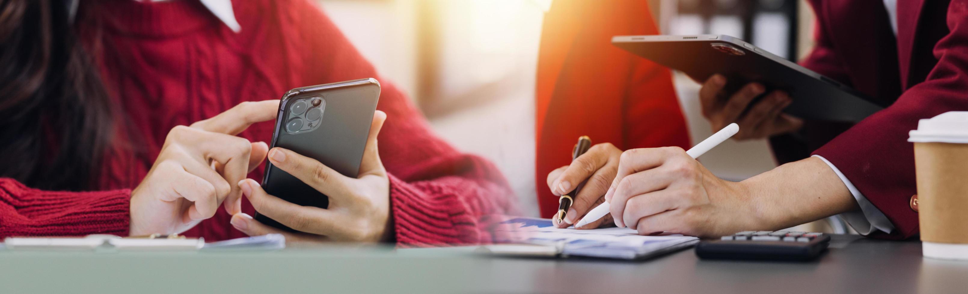 casuale uomo d'affari Lavorando utilizzando mobile Telefono digitando computer mobile Chiacchierare il computer portatile contatto noi a ambienti di lavoro, pianificazione idee investitori Internet ricerca, idee collegamento le persone. foto