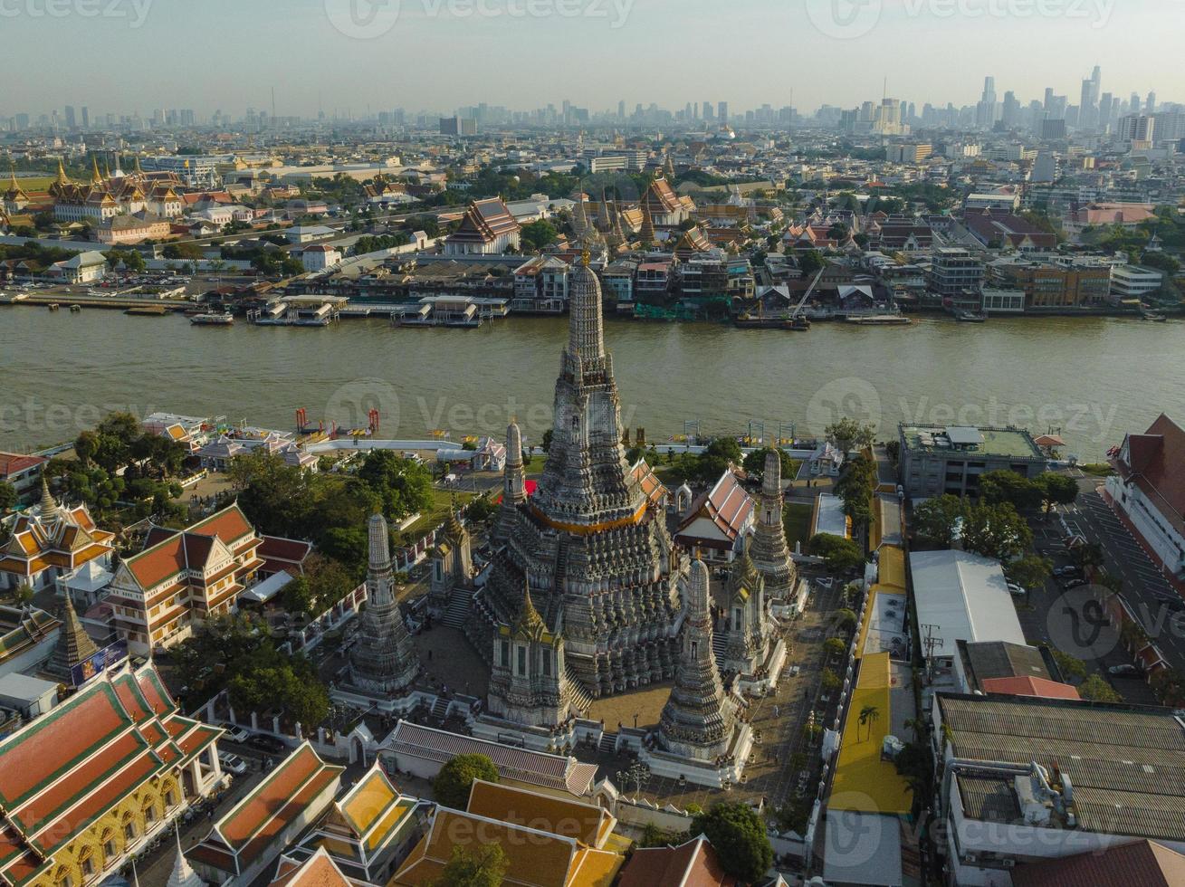 un aereo Visualizza di il pagoda sta prominente a wat arun tempio con chao Phraya fiume, il maggior parte famoso turista attrazione nel bangkok, Tailandia foto