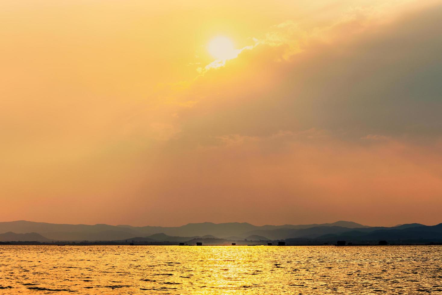 sole brilla d'oro nel il nuvole a estate foto