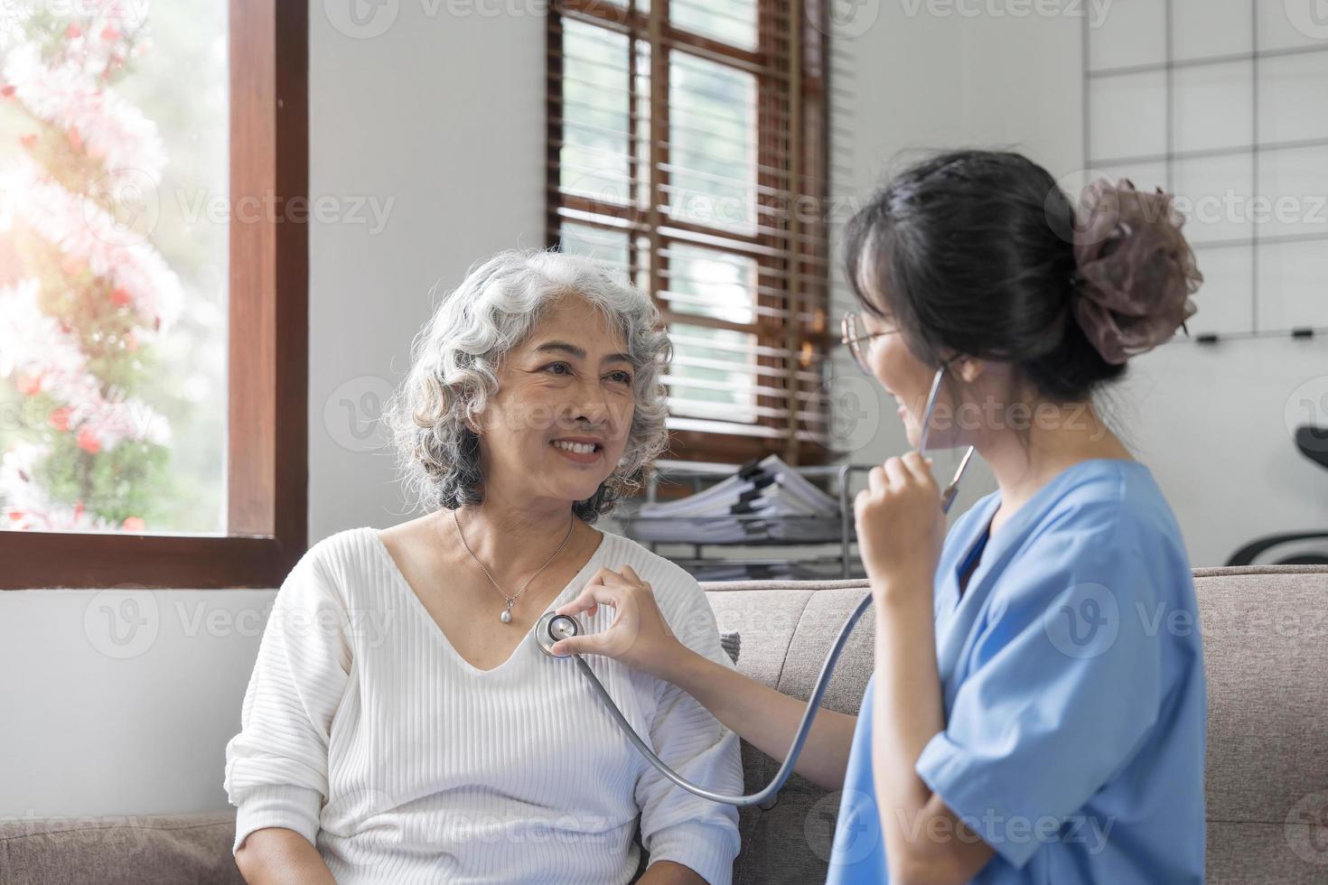 contento paziente è Tenere badante per un' mano mentre la spesa tempo insieme. anziano donna nel assistenza infermieristica casa e infermiera. foto