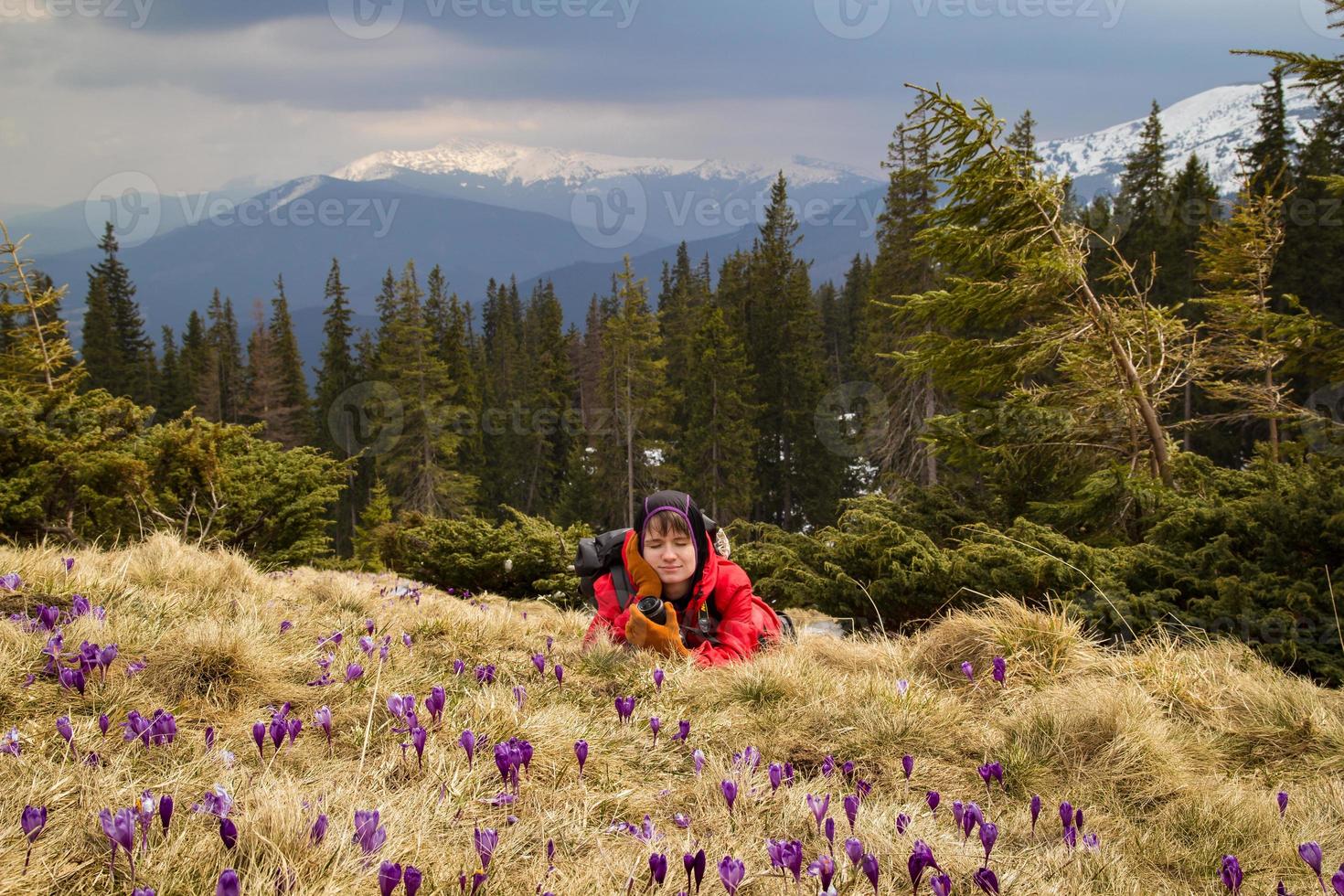 femmina fotografo dire bugie su collina panoramico fotografia foto