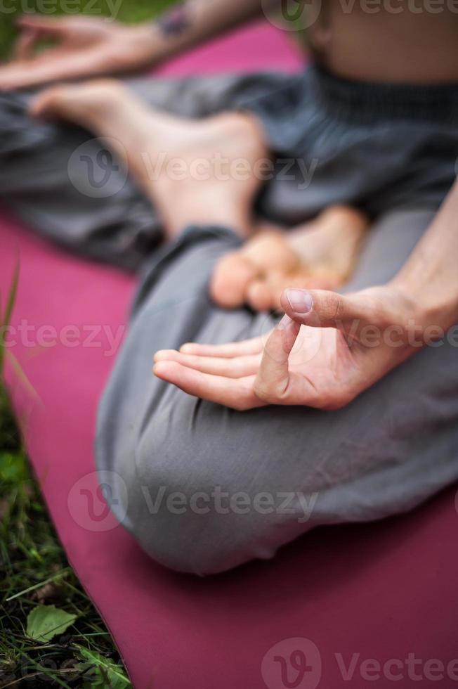 uomo di yoga che medita al tramonto. modello maschile di meditazione in serena armonia foto