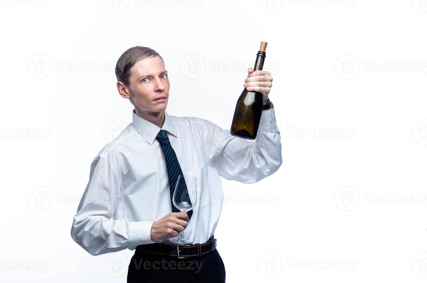 attività commerciale uomo con un' bicchiere e un' bottiglia di vino nel il suo mani su un' bianca, isolato sfondo foto