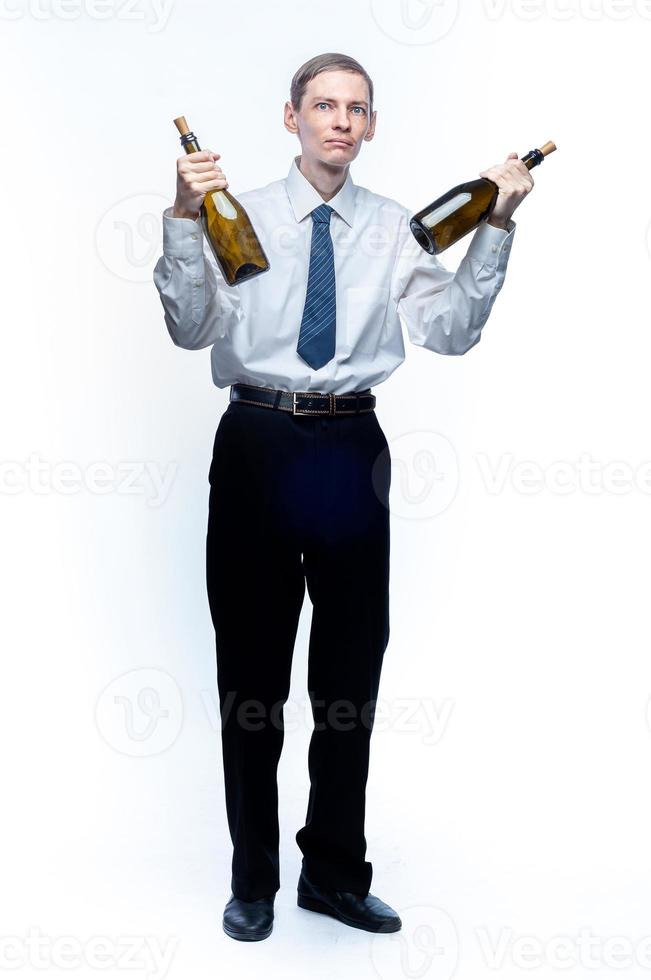 attività commerciale uomo con un' bottiglia di vino nel il suo mani su un' bianca, isolato sfondo foto