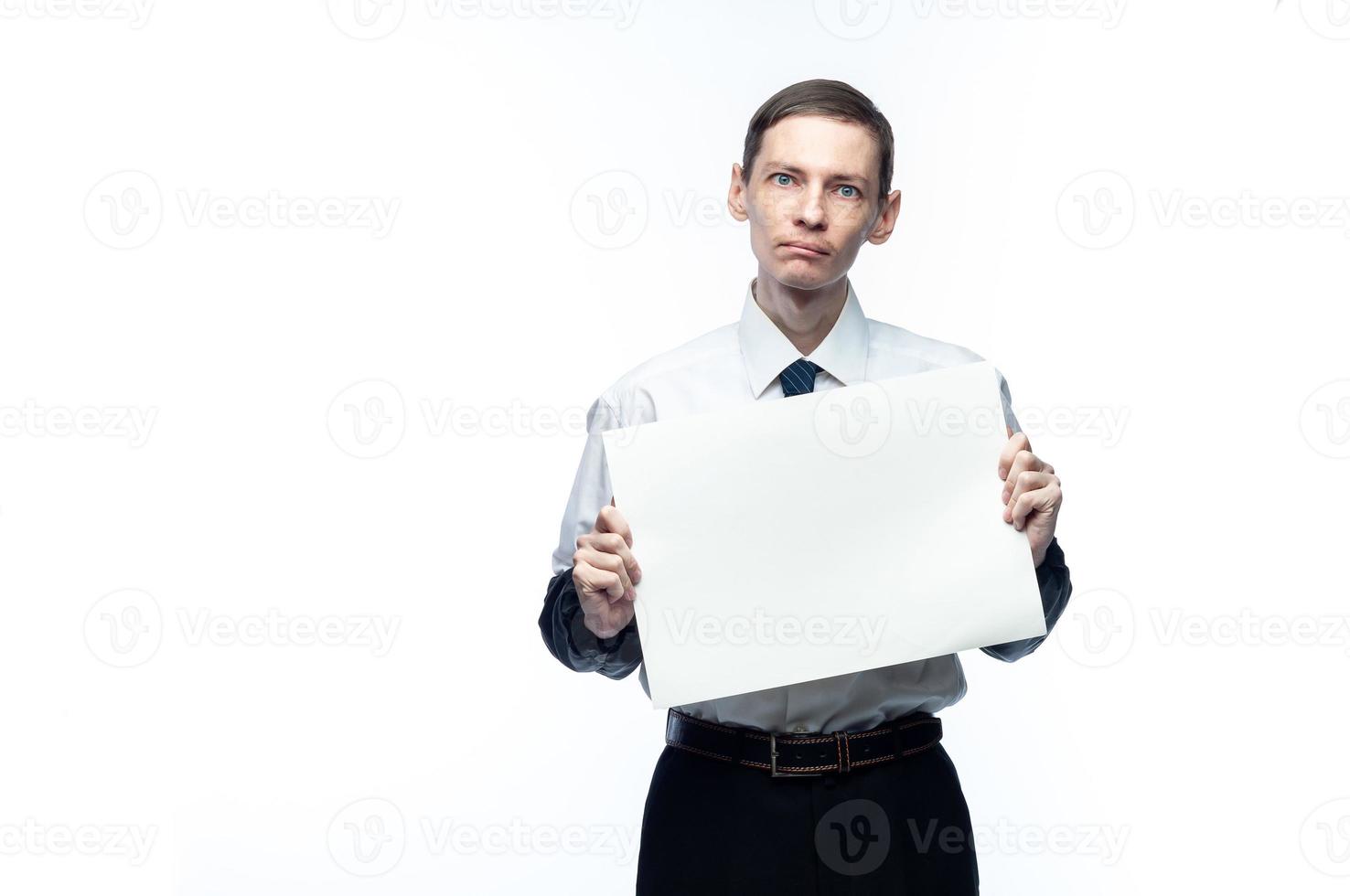 uomo d'affari con un pezzo di carta nelle sue mani su uno sfondo bianco e isolato foto