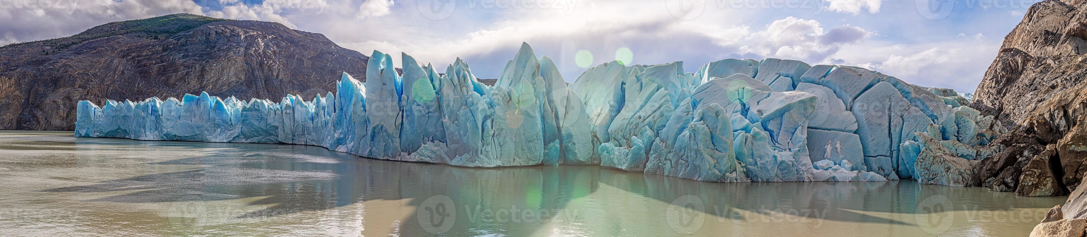 panoramico Visualizza al di sopra di Lago grigio e il bordo di il grigio ghiacciaio nel torres del paine nazionale parco nel patagonia foto