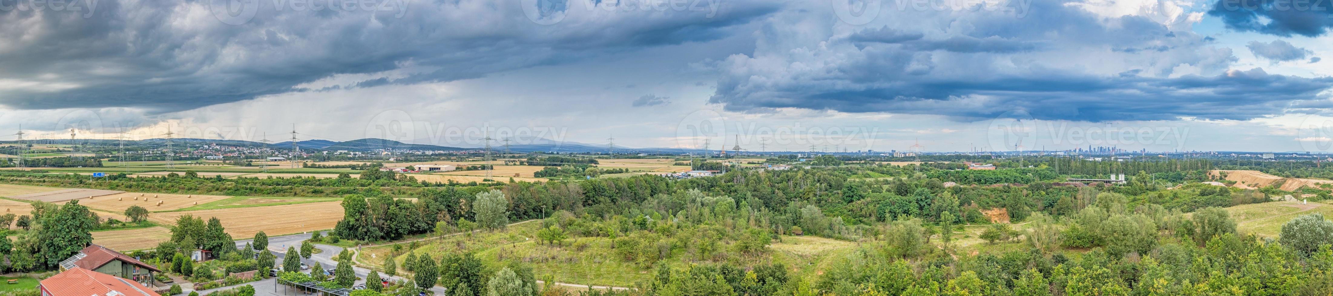 panoramico Visualizza di francoforte orizzonte e taunus-mitterlgebirge con mille dollari feldberg prese a partire dal sud-ovest direzione durante un' temporale foto