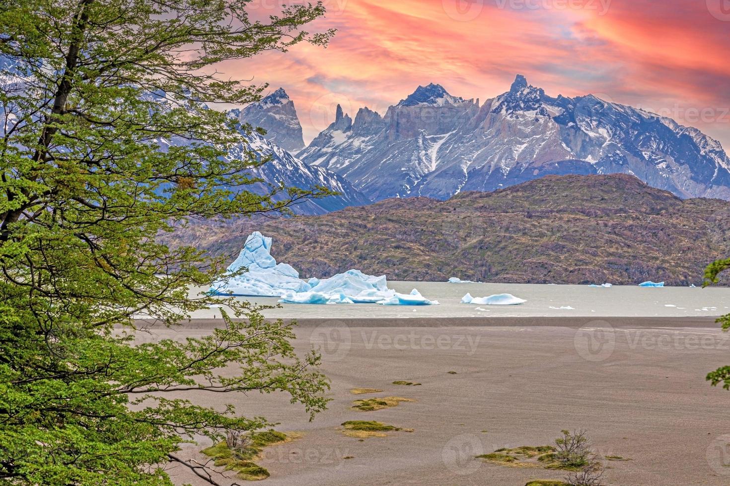 panoramico Immagine al di sopra di Lago grigio con iceberg nel torres del paine nazionale parco nel patagonia nel il sera splendore foto