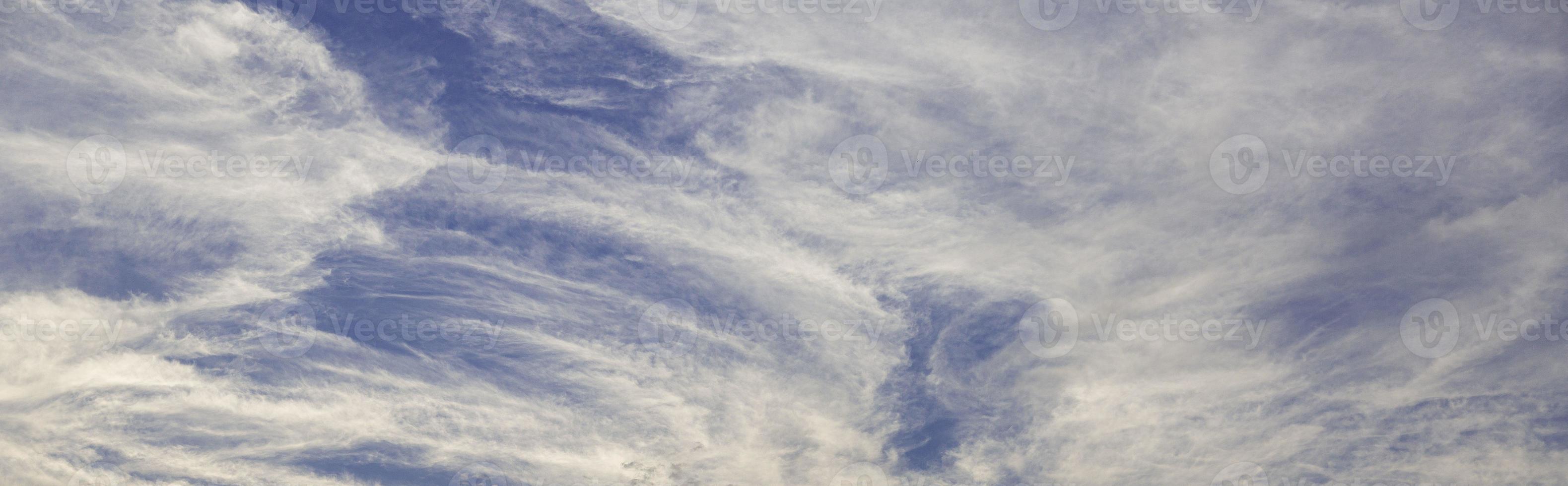 Immagine di un' in parte nuvoloso e in parte chiaro cielo durante il giorno foto