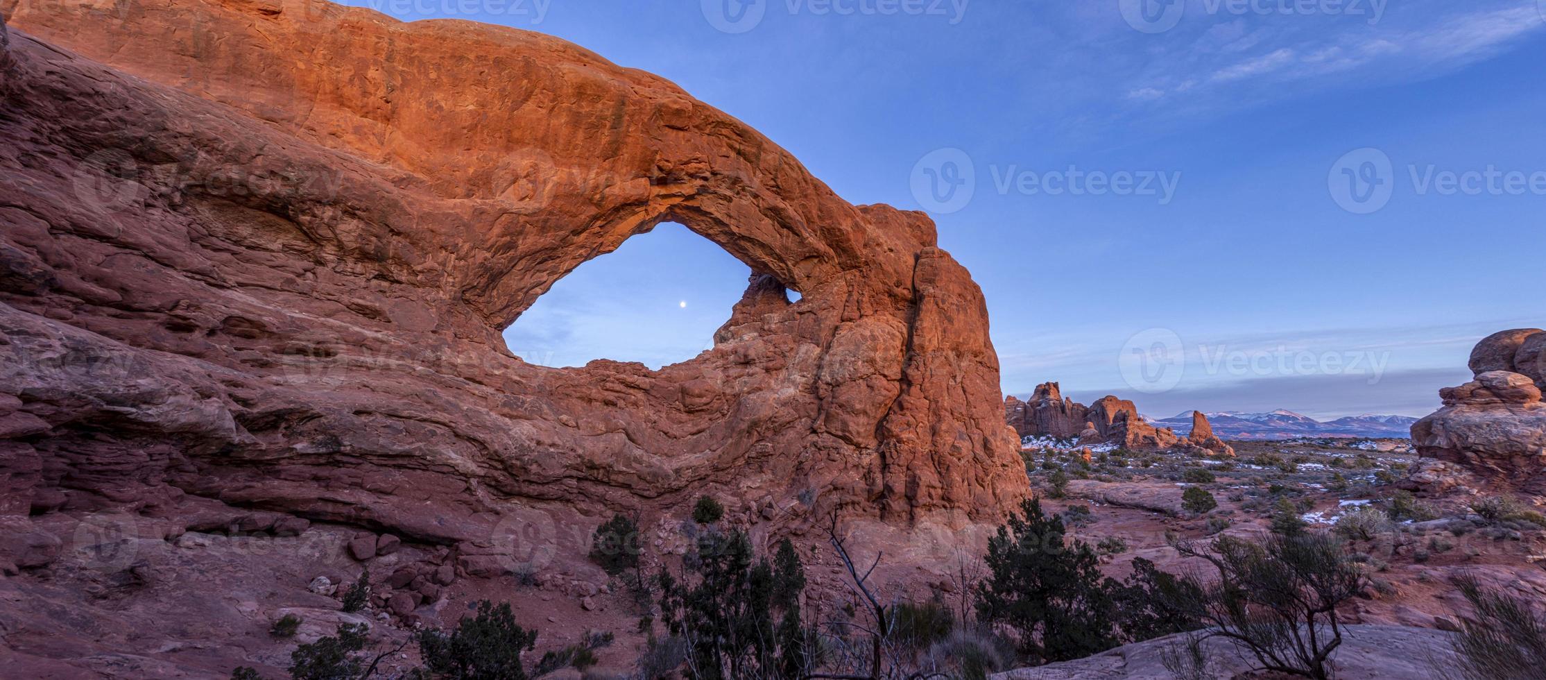 panoramico immagine di degno di nota arenaria formazioni nel archi nazionale parco a notte nel inverno foto