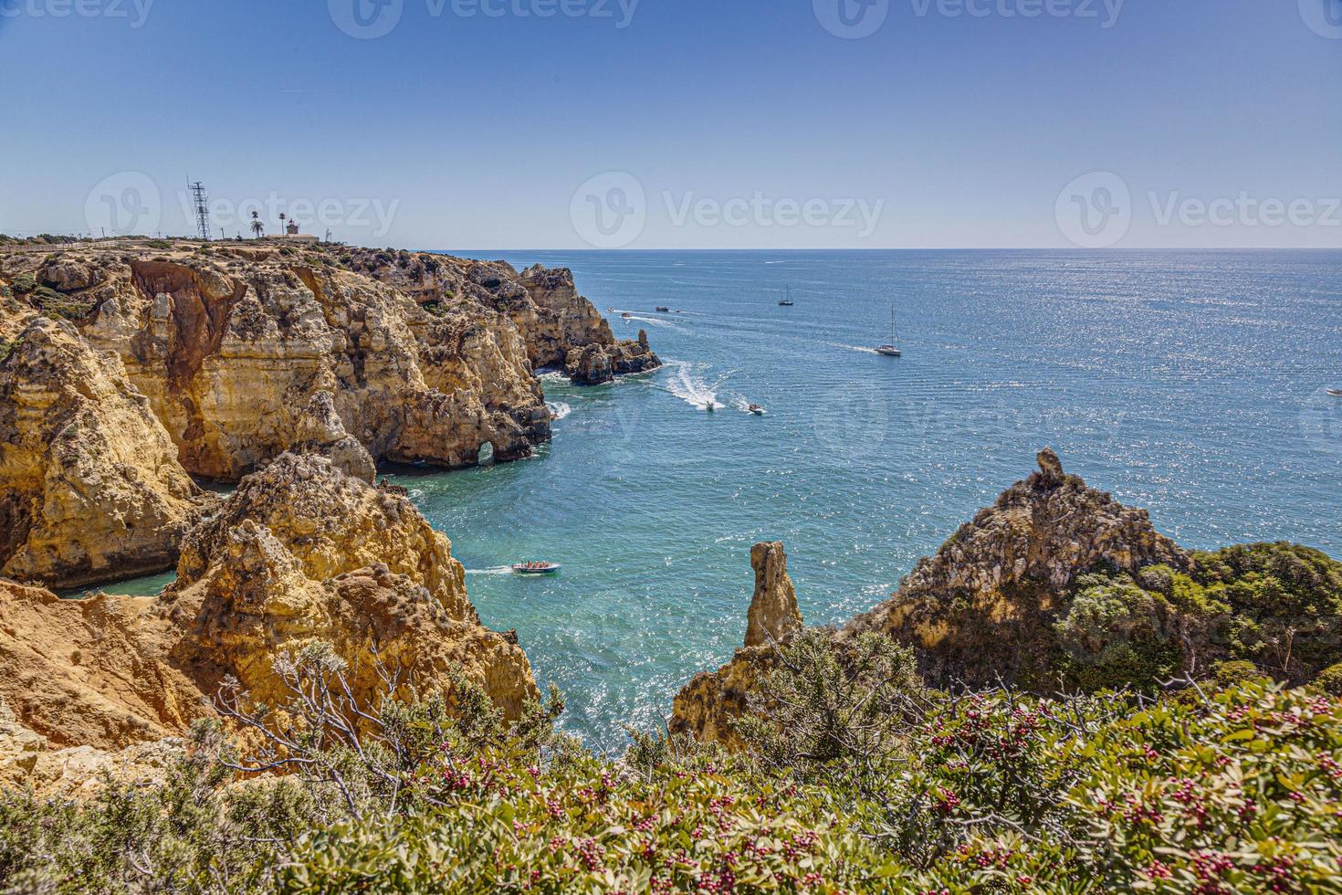 Visualizza su tipico scogliera spiaggia a algarve costa nel Portogallo nel estate foto