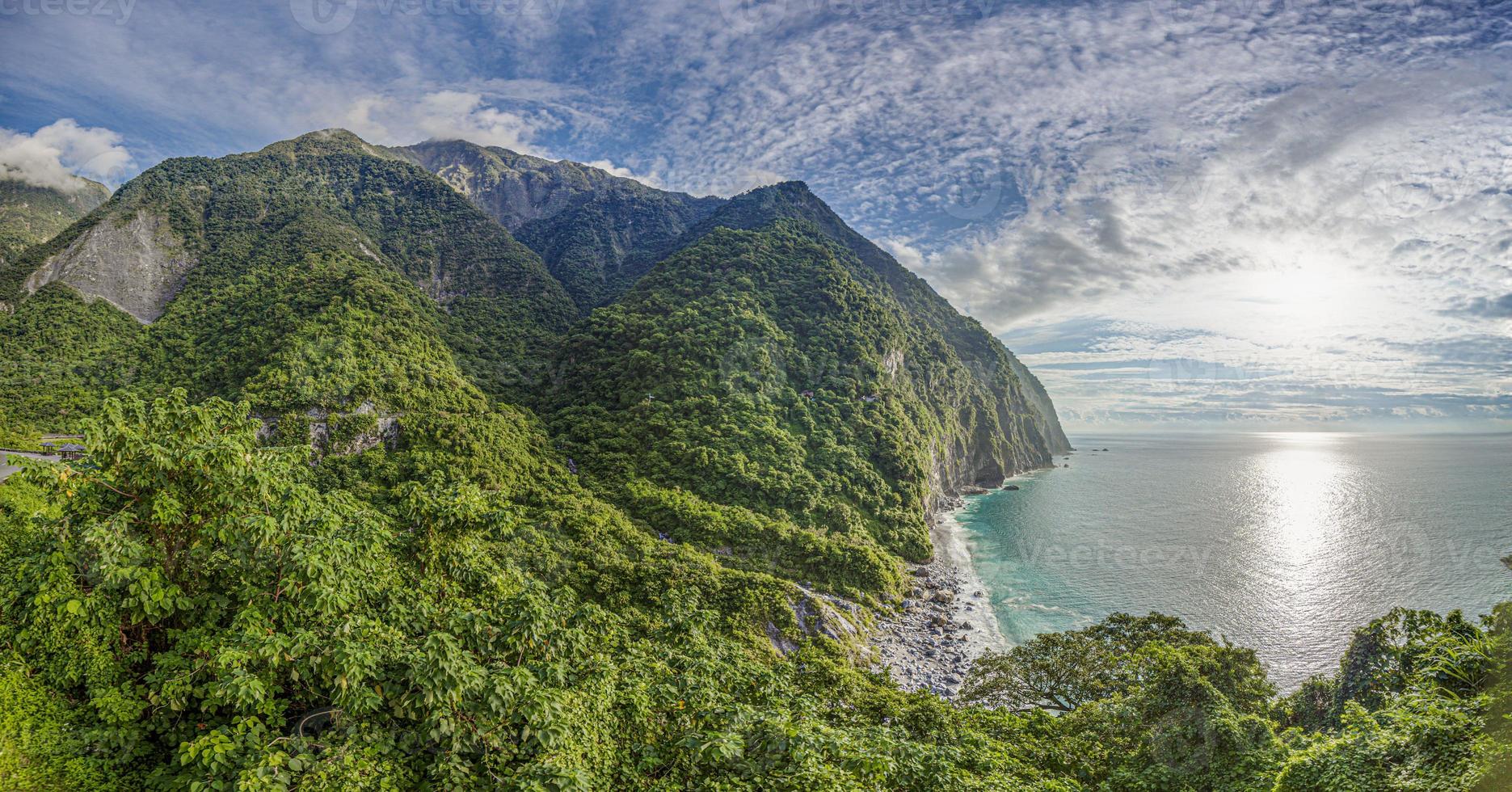 panoramico Visualizza al di sopra di il famoso qingshui scogliera nel Taiwan con nuvoloso cielo nel estate foto