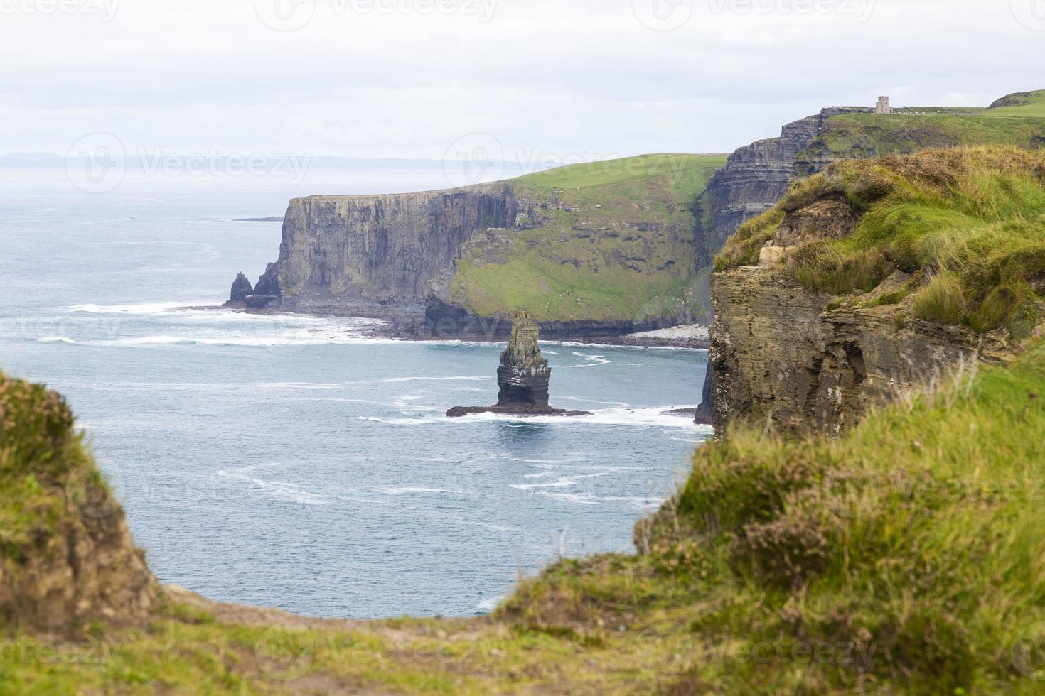 Visualizza al di sopra di scogliera linea di il scogliere di moher nel Irlanda durante giorno foto