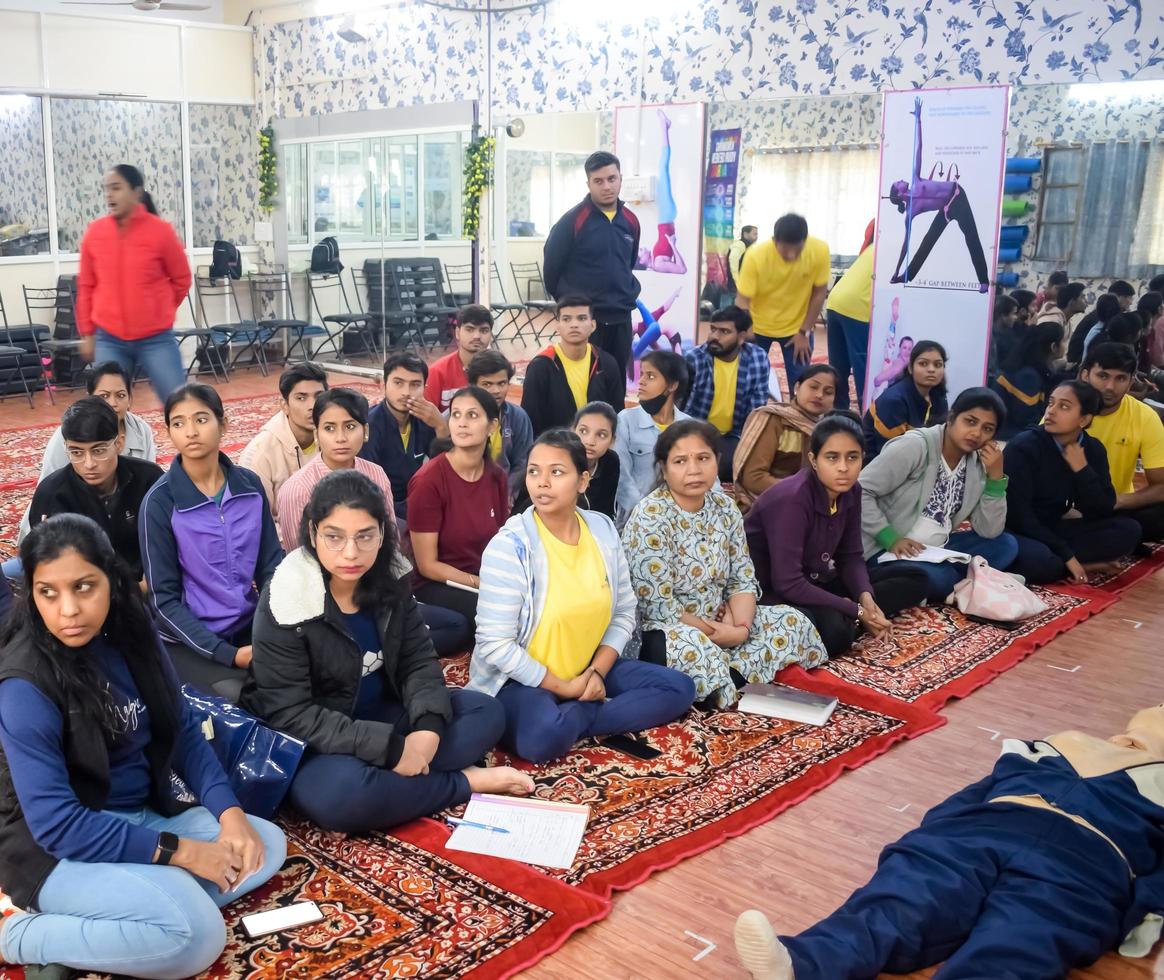 delhi, India - novembre 19, 2022 - umano manichino bugie su il pavimento durante primo aiuto formazione - cardiopolmonare rianimazione. primo aiuto corso su cpr manichino, cpr primo aiuto formazione concetto foto