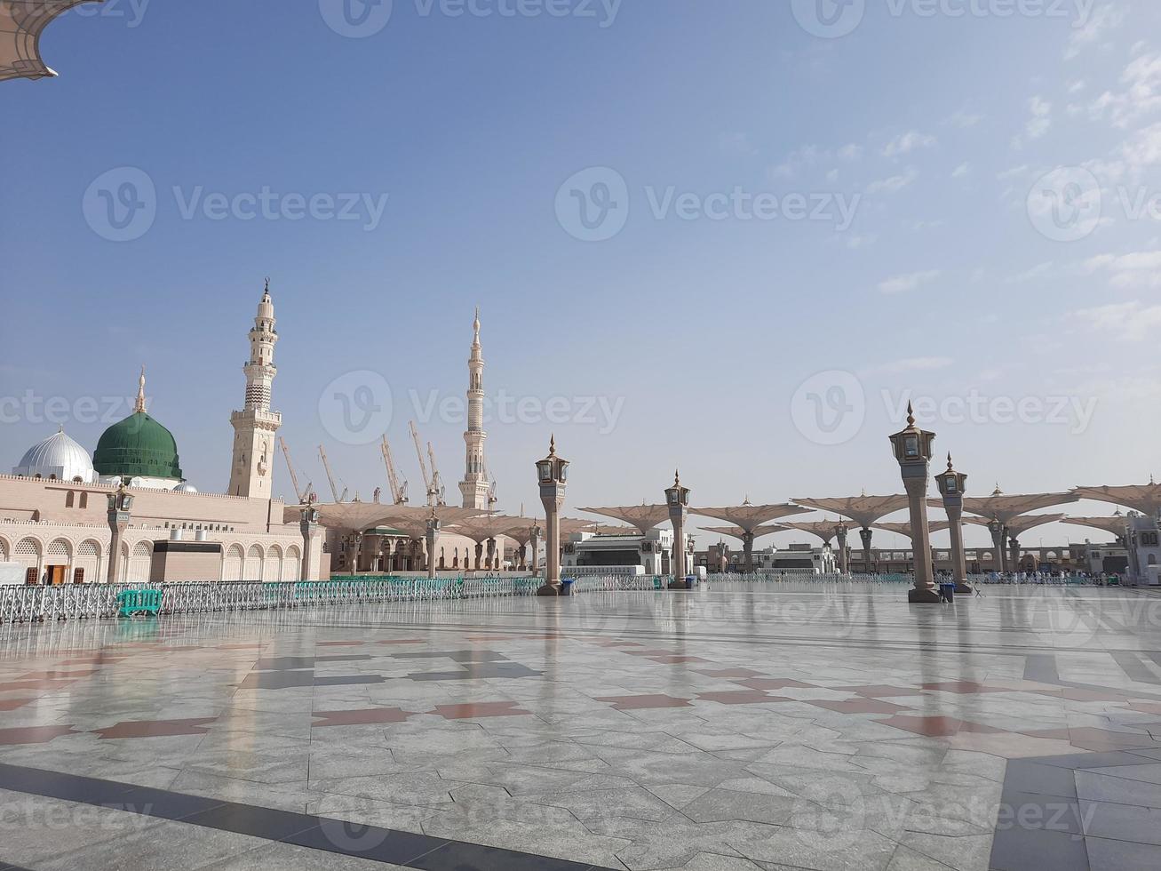 bellissimo giorno Visualizza di Masjid al nabawi, di medine verde cupola, minareti e moschea cortile. foto