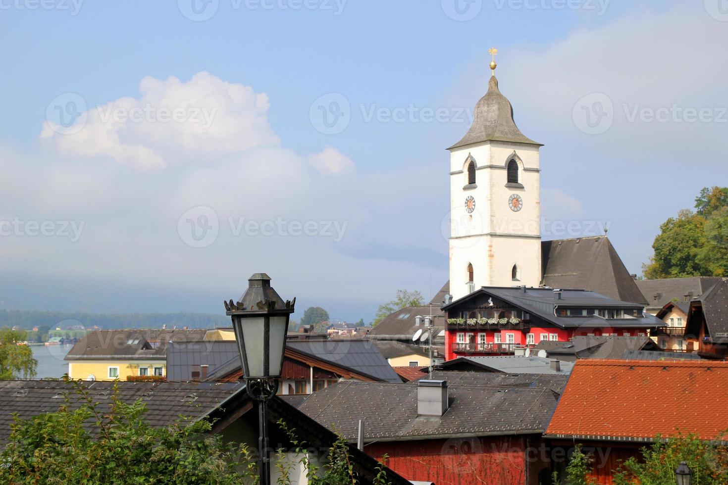 viaggio per sankt-wolfgang, Austria. il Visualizza nel il edifici e un' lanterna su il montagne città. foto