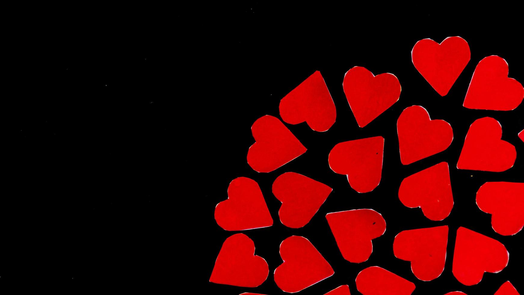 rosso cuore su nero sfondo per San Valentino giorno foto