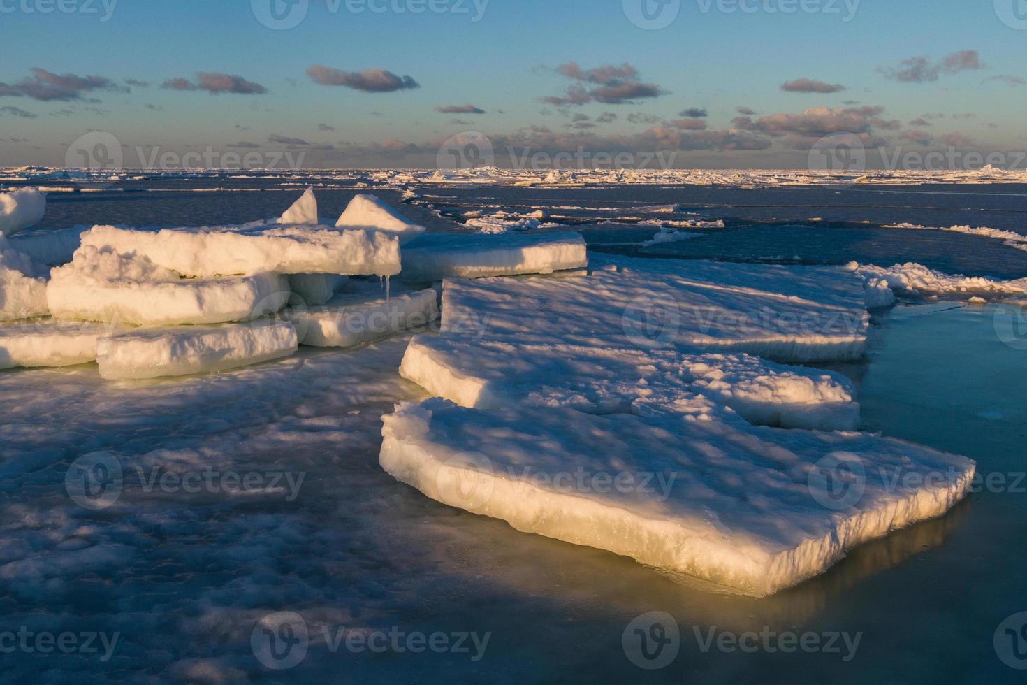 ghiaccio derive nel il baltico mare foto