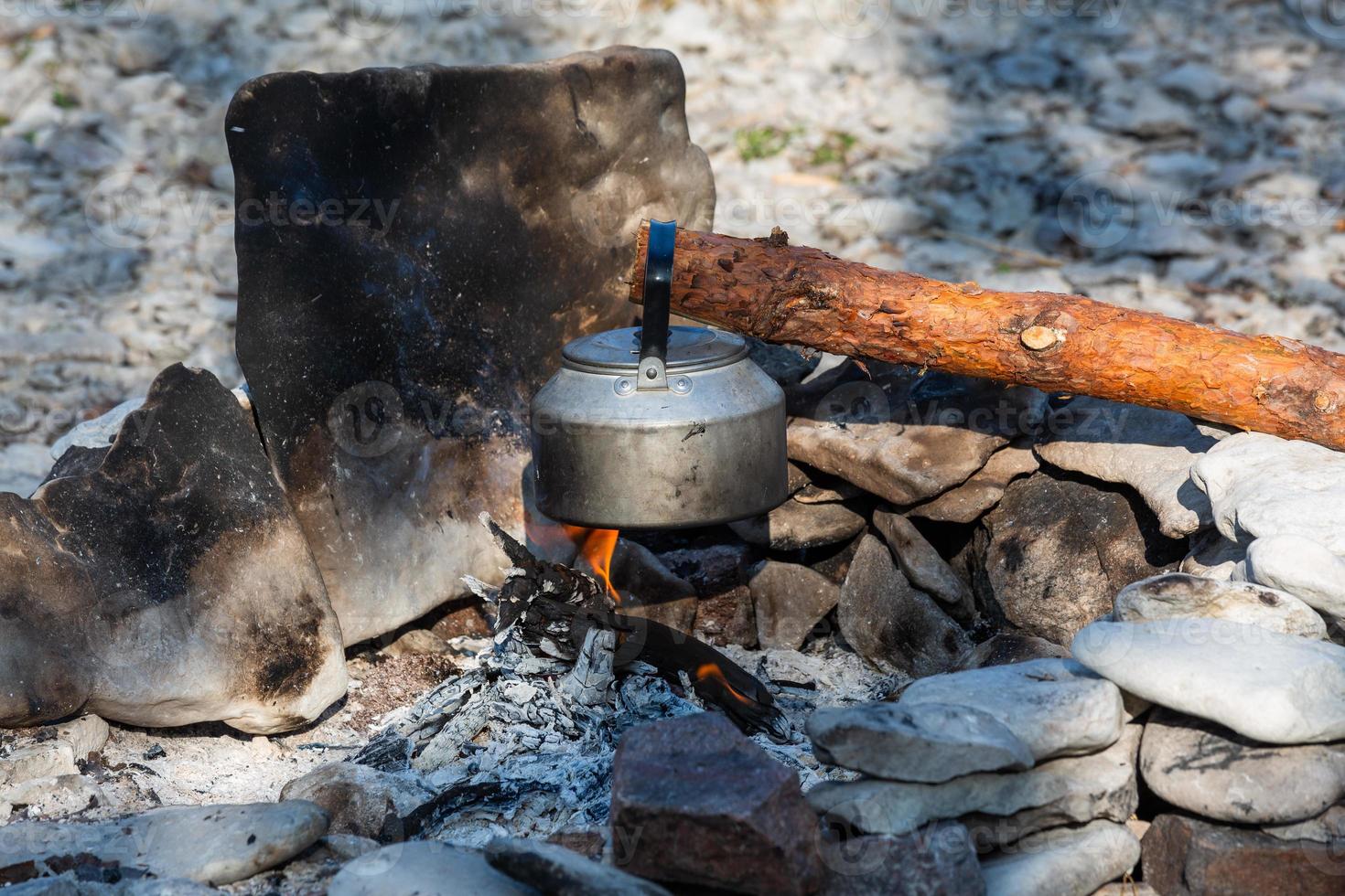 campeggio con fuoco di bivacco foto