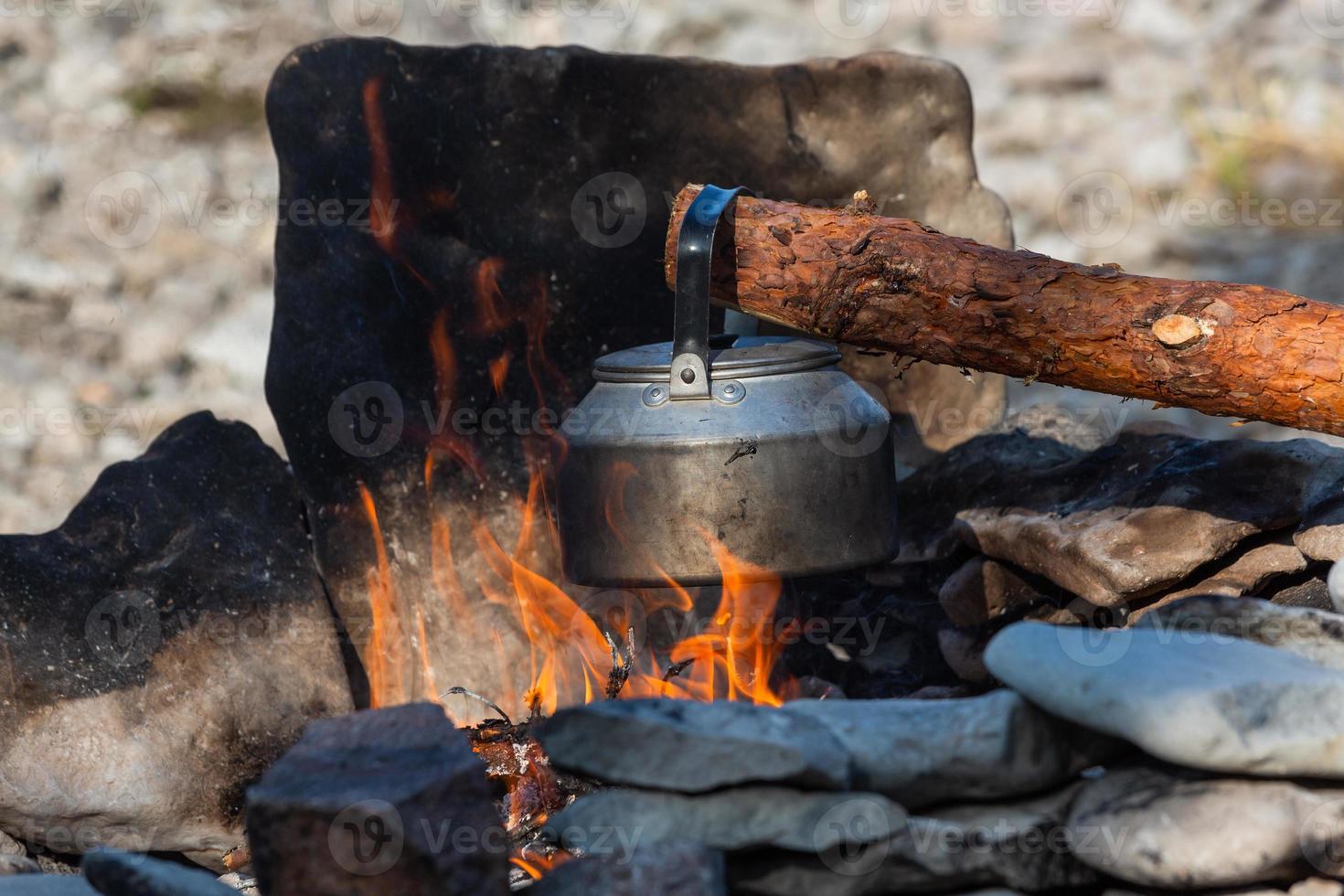 campeggio con fuoco di bivacco foto