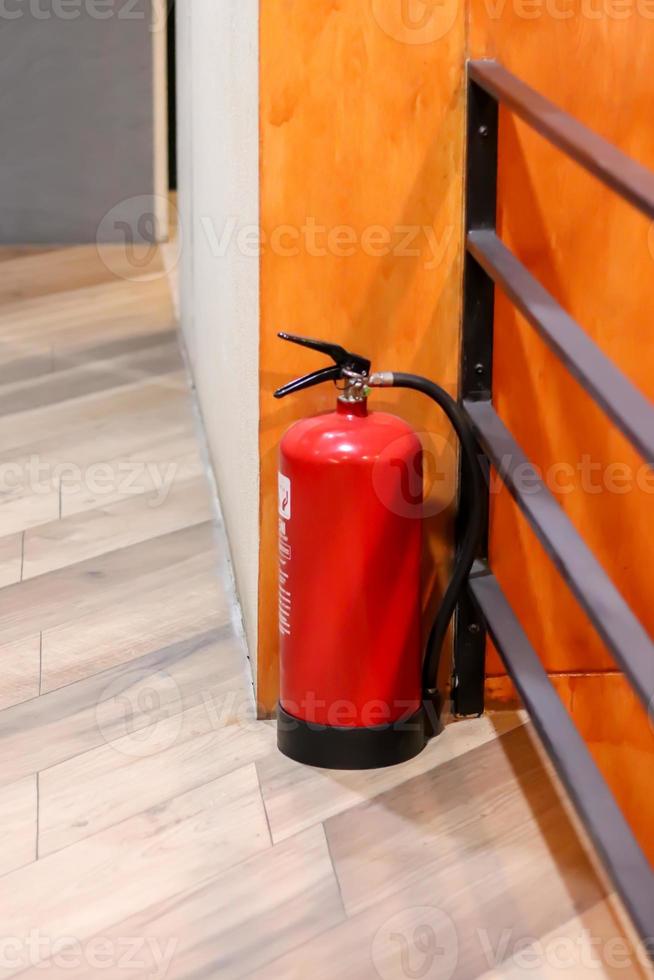 il rosso fuoco estintore è pronto per uso nel Astuccio di un interno fuoco emergenza. foto