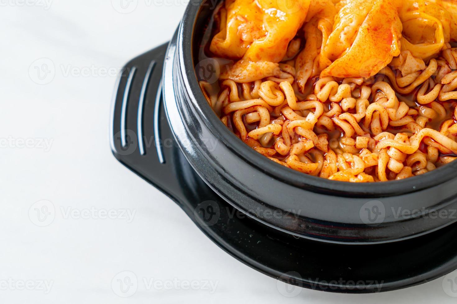 spaghetti istantanei coreani con gnocchi foto