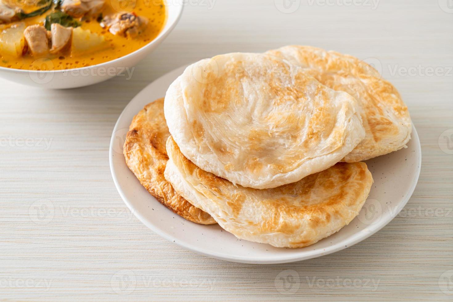 zuppa di pollo al curry con roti foto