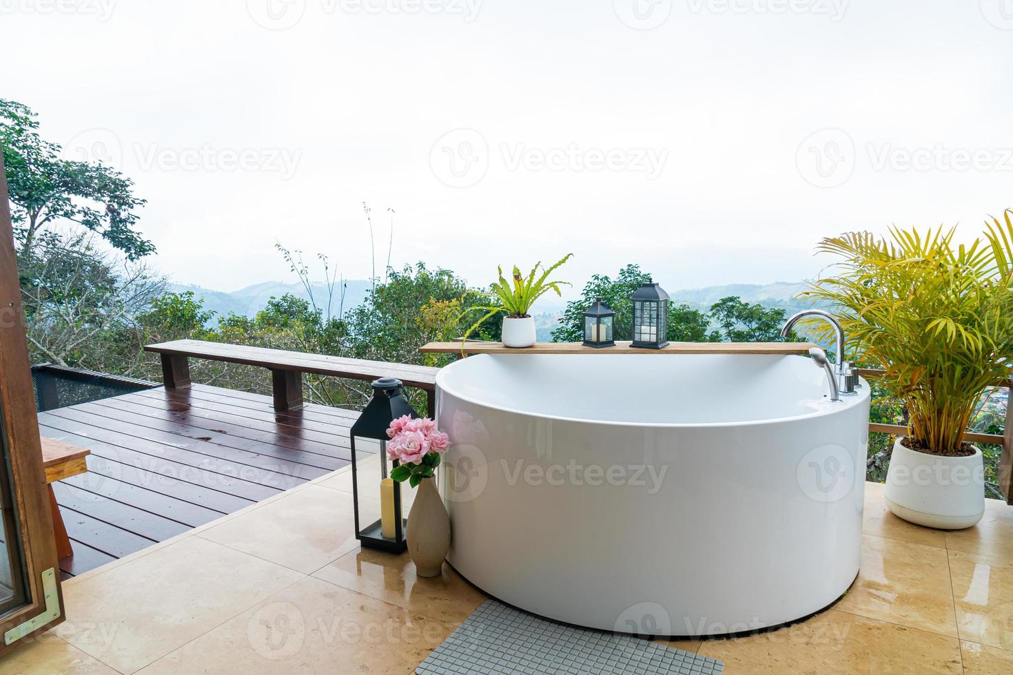all'aperto bagno vasca con bellissimo montagna Visualizza sfondo foto