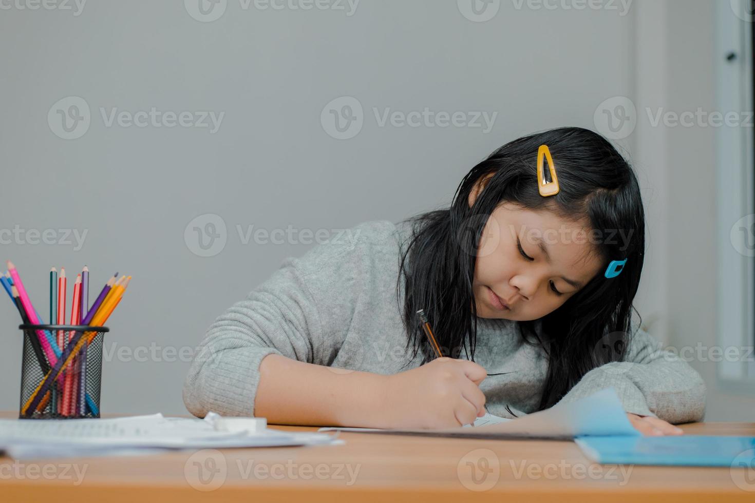 le ragazze asiatiche si siedono e lavorano per gli insegnanti. foto