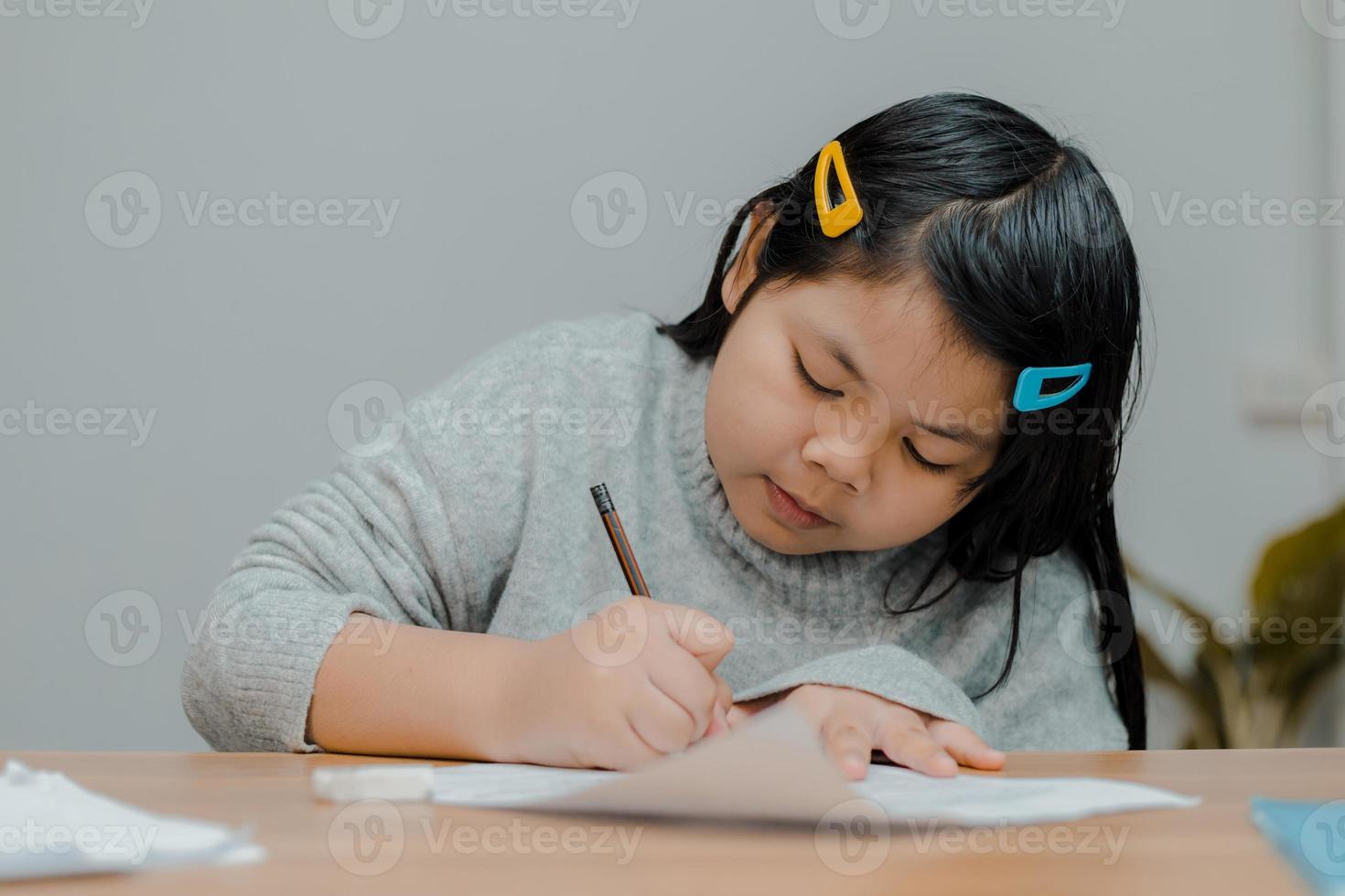 le ragazze asiatiche si siedono e lavorano per gli insegnanti. foto