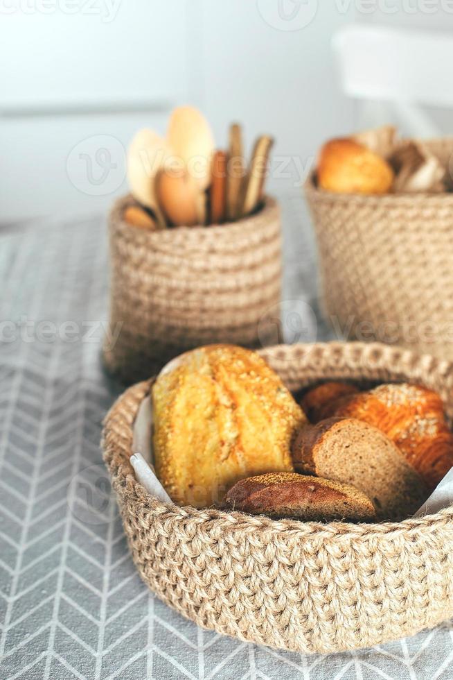 assortimento di pane - senza glutine, Mais, segale pane nel iuta mestiere cestino. casa forno, casa cucinando foto