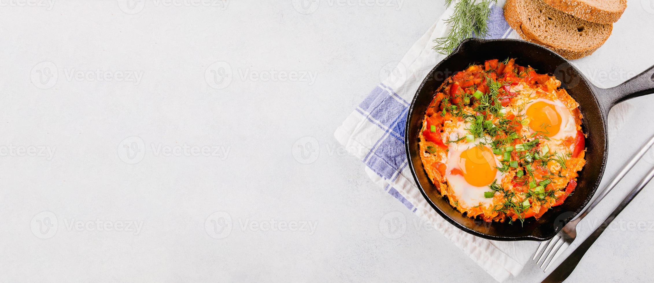 cheto pasto, dieta. shakshuka. uova in camicia con pomodori salsa. prima colazione cibo concetto, superiore Visualizza foto