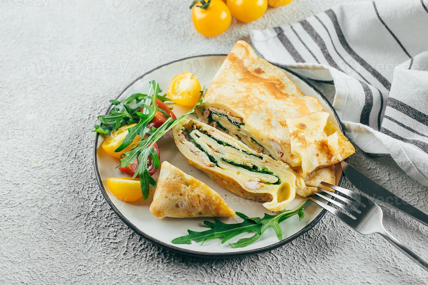 crepes con ripieno crema formaggio, spinaci, tacchino. cucina pasto cibo concetto. foto