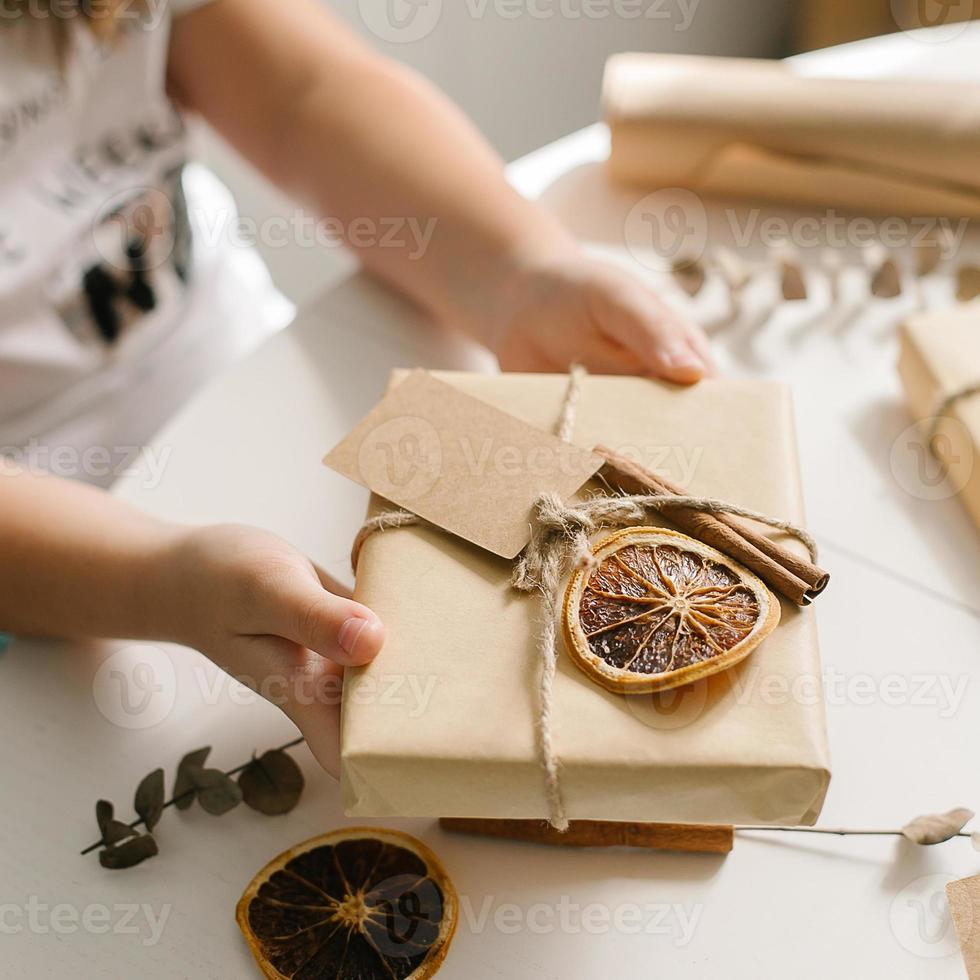 Fai da te decorato regalo di asciutto arancia, cannella bastone. scatola avvolto incarta con etichetta per testo foto