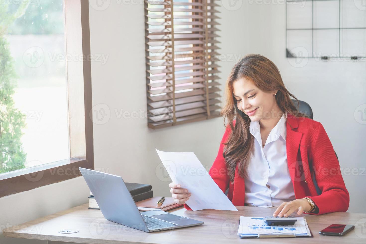 marketing, finanziario, contabilità, pianificazione, attività commerciale donne analizzare azienda risultati e profitti con grafico statistiche. uso un' il computer portatile computer e un' calcolatrice per calcolare il azienda è equilibrio. foto