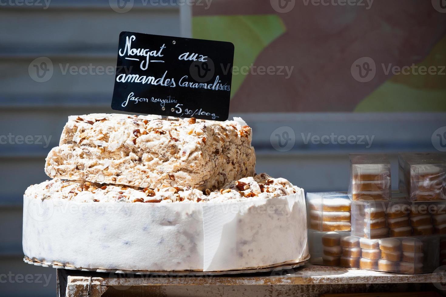 torrone vendita nel un' francese mercato foto