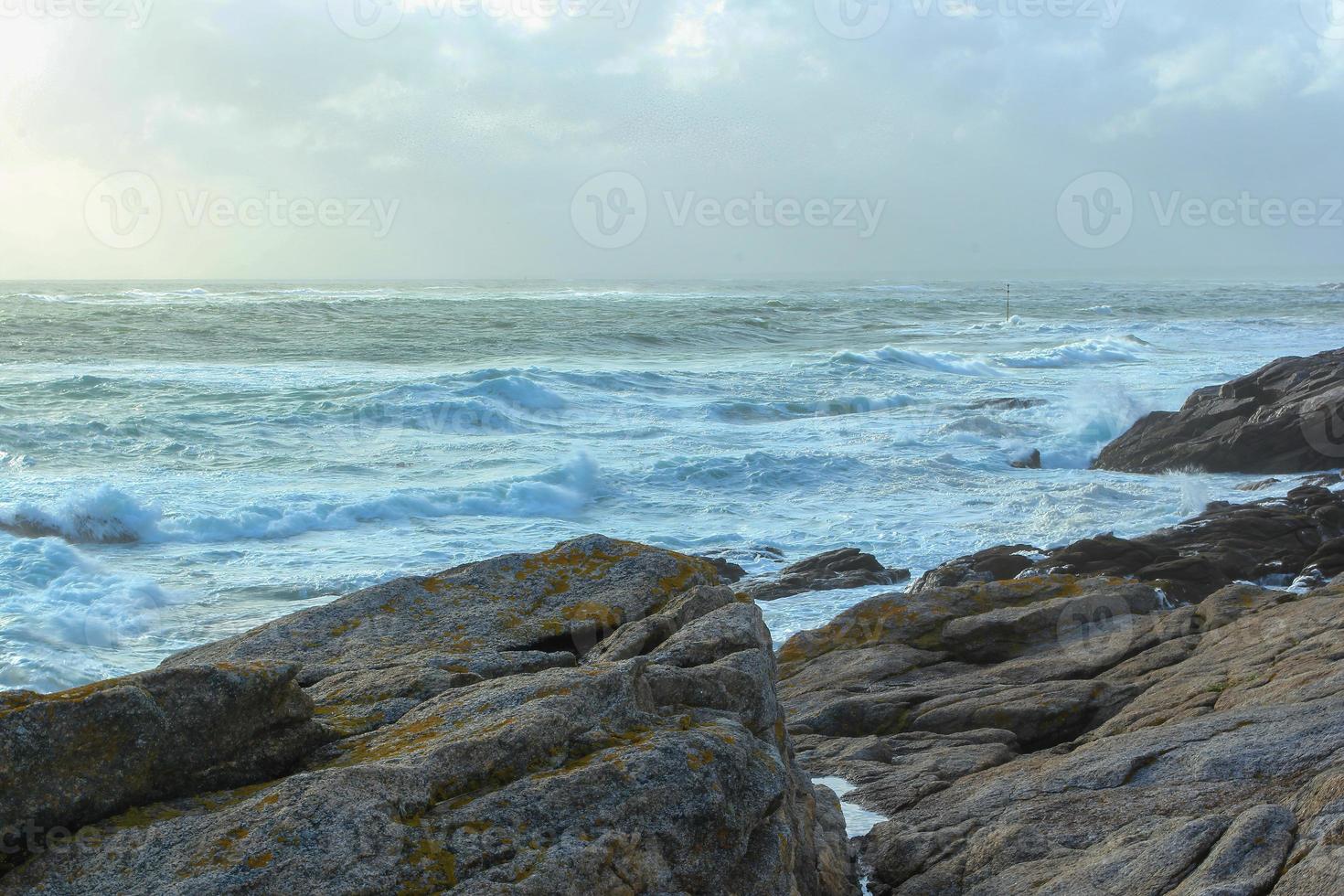 mare onde schiacciante su il rocce 3 foto